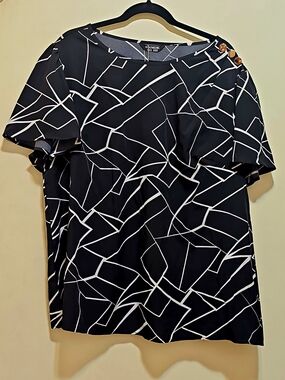 NWT BloomChic Black and White Graphic Top Flared Sleeves Size 18-22